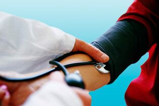 En mesurant la tension artérielle avec un tonomètre, un médecin peut détecter une hypertension artérielle chez un patient.